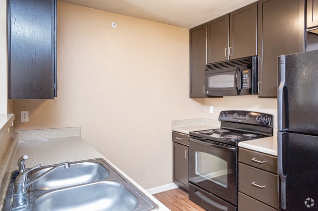 2 BR, 2 BA - 918 SF
