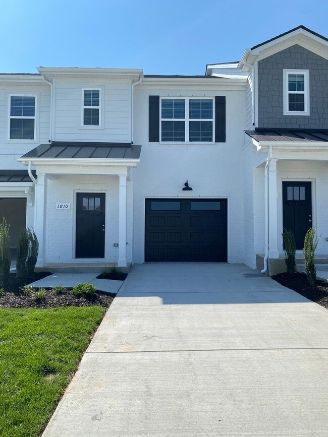 Building Photo - Like New Luxury Townhome! 3 BR, 2.5 BA, 1 Car Garage, Pool, Dog Park, and More!