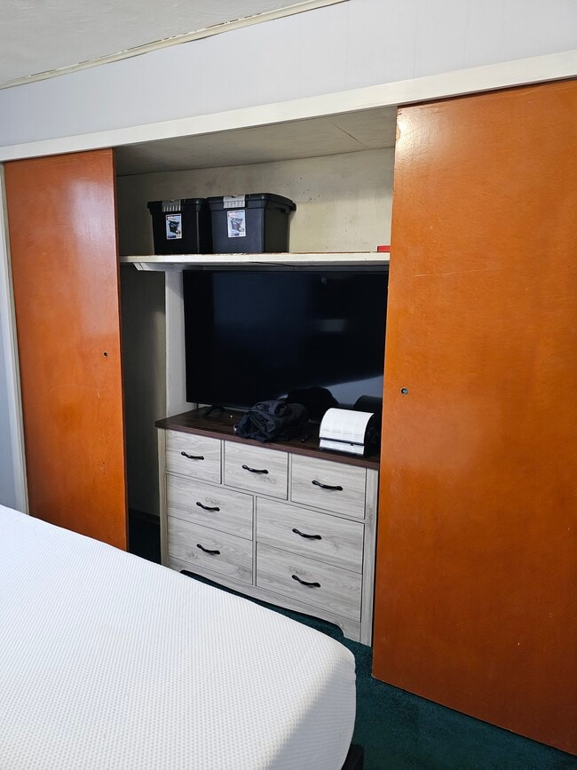 Photo - 17000 WA-112 Unit Master Room