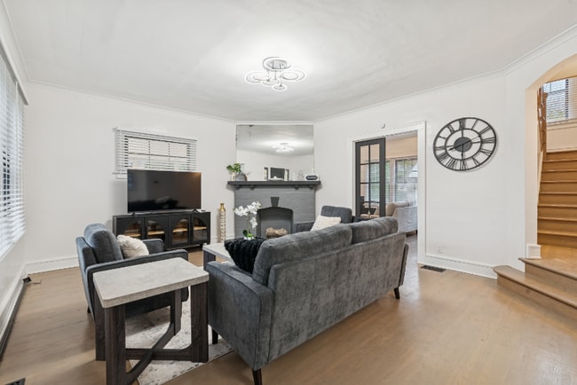 Photo - 1937 Foster Ave