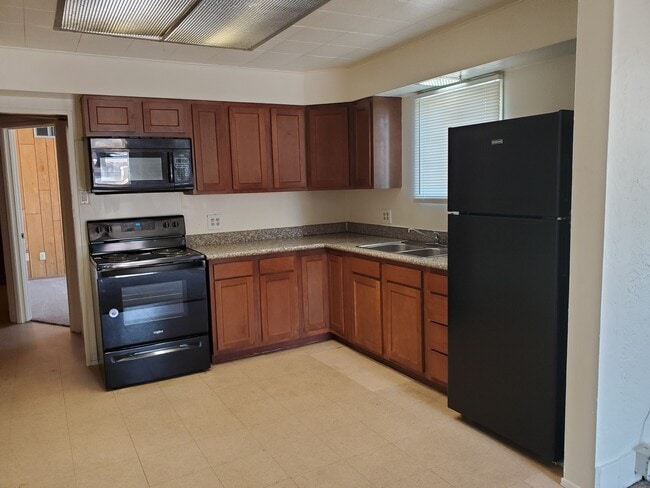 granite kitchen - 1141 E Elm St Unit #1