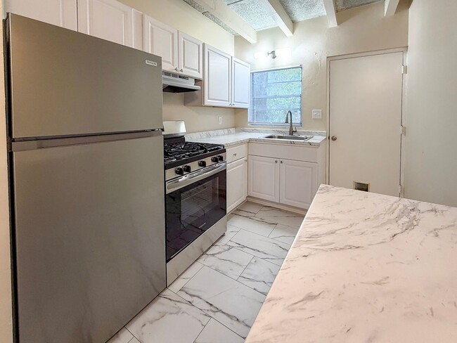 Building Photo - 217-219 NW 3rd Ave Unit 2023-217B