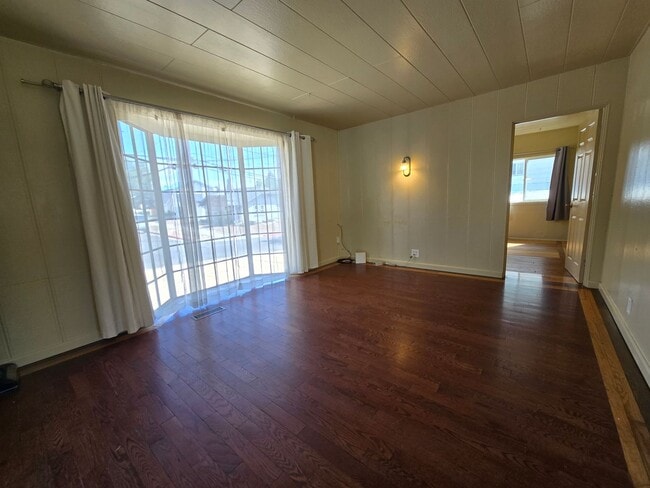 Photo - 326 W 11th St