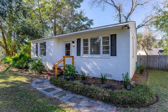 Photo - 166 Williams St