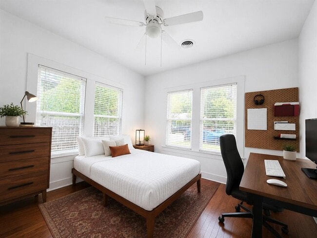 Photo - 404 W 43rd St