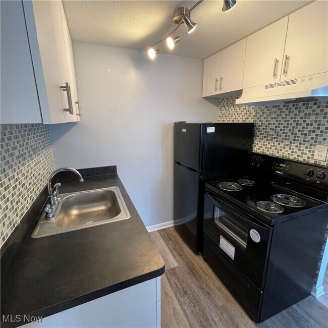 Photo - 20365 Lorain Rd Unidad A-5