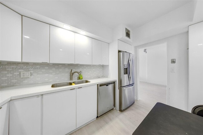 Building Photo - 400 Kings Point Dr Unit 1416