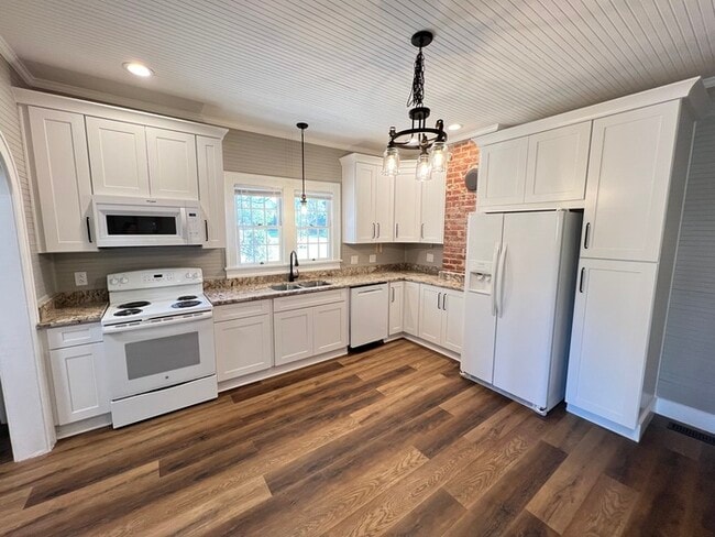 Building Photo - Historic mill house in hot Fort Mill SC with amazing kitchen!