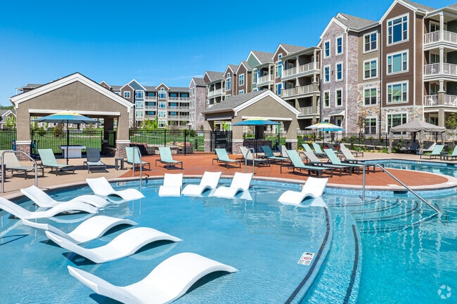 Piscina estilo centro turístico - MAA ONE28