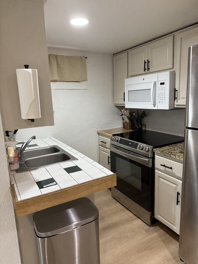 Building Photo - 348 S Lee Ave Unit 346.5