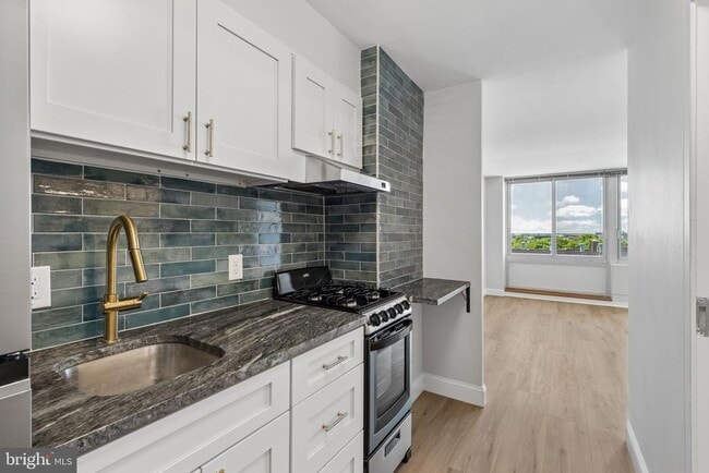 Building Photo - 604 S Washington Square Unit 913