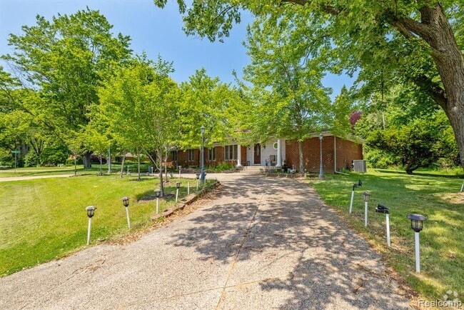 Building Photo - 297 Vreeland Dr Rental