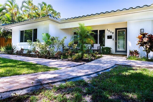 Building Photo - 1529 Bayview Dr