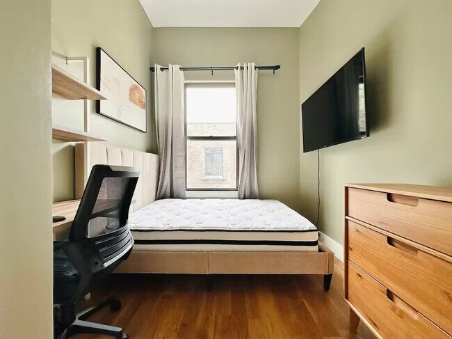 Photo - Furnished room/NOT APARTMENT Unit 2R