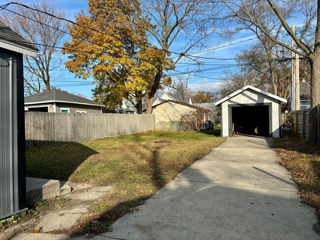 Photo - 53 E 18th St