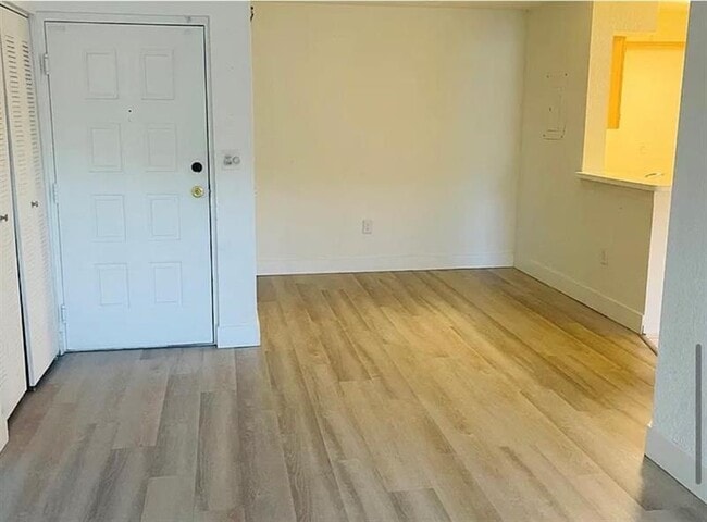Building Photo - 2861 N Oakland Forest Dr Unit 207 Rental