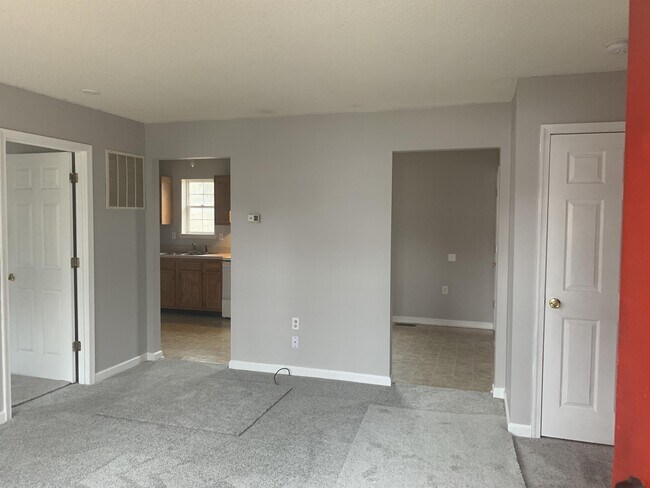 Photo - 70 Leslie Ln