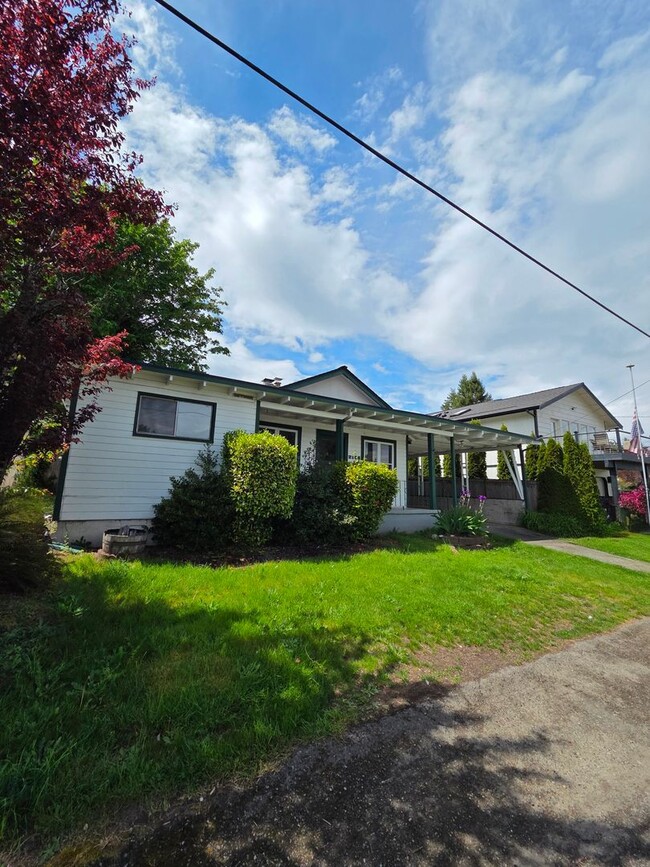 Building Photo - Sweet Home on Spring Street! 2 Bed, 1 Bath w/ Fenced Yard & Carport!