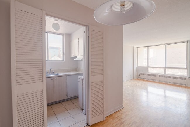 Building Photo - 1975 Maisonneuve Blvd W Unit 506