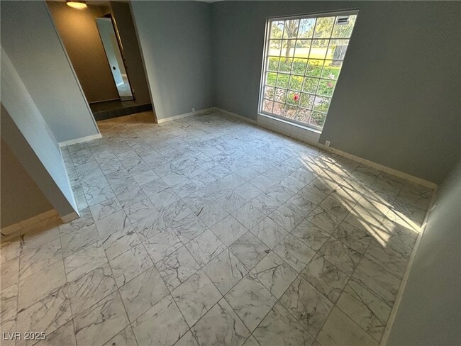 Photo - 596 Tam O Shanter