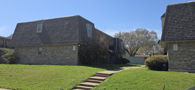 Photo - Beautifully remodeled first-floor condo with 2 bed & 2 bath