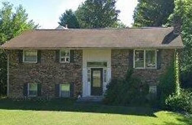 Building Photo - 3 Bedroom 3 Bathroom Home