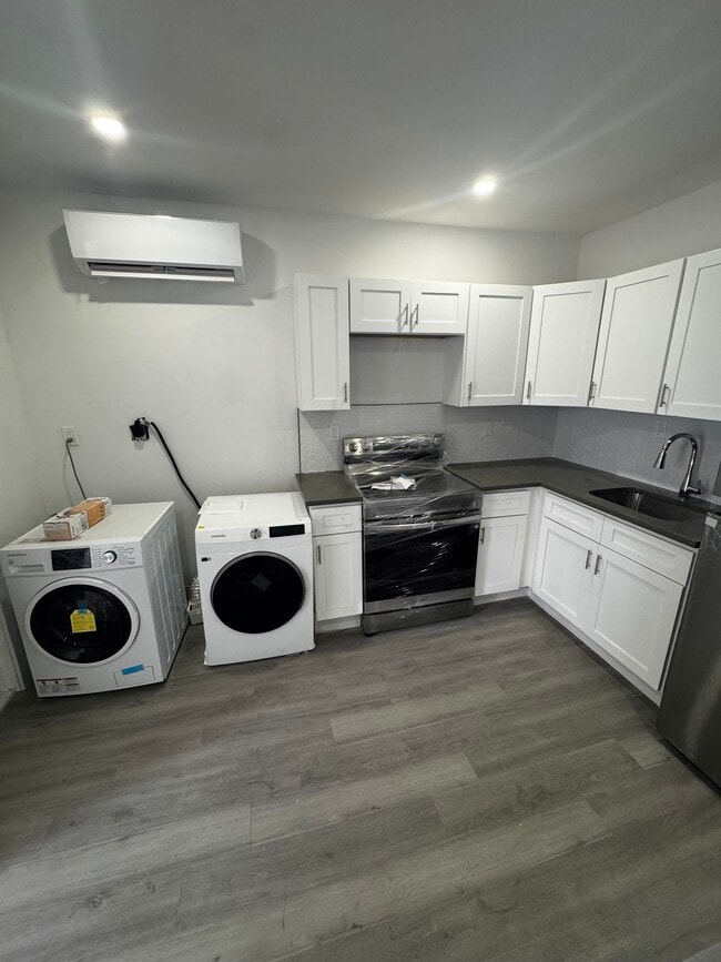 Building Photo - 2512 S Dewey St Rental