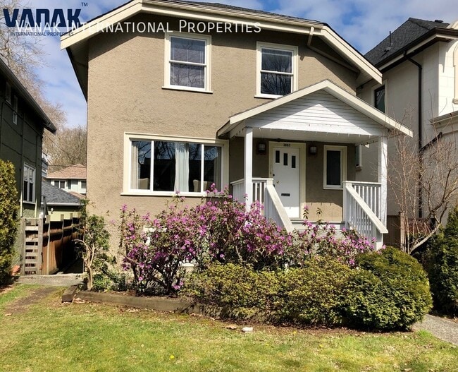 Building Photo - Spacious 3 Bedroom, 2 Bath Home in Prime Kitsilano Location Unit Main floor