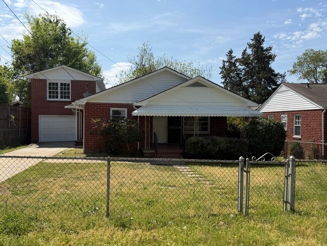 Building Photo - Large Home in Great Area