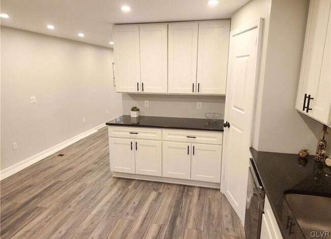 Photo - 430 E Garrison St