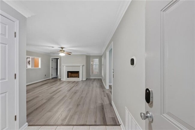 Photo - 601 Abingdon Way NE