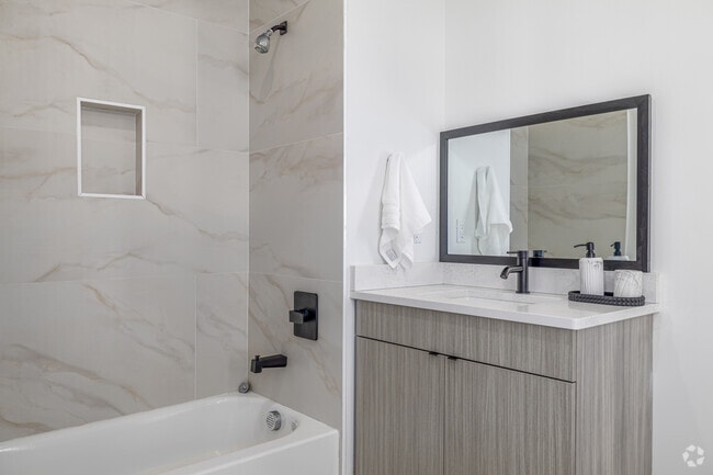1BR, 1BA - 422SF - Bathroom