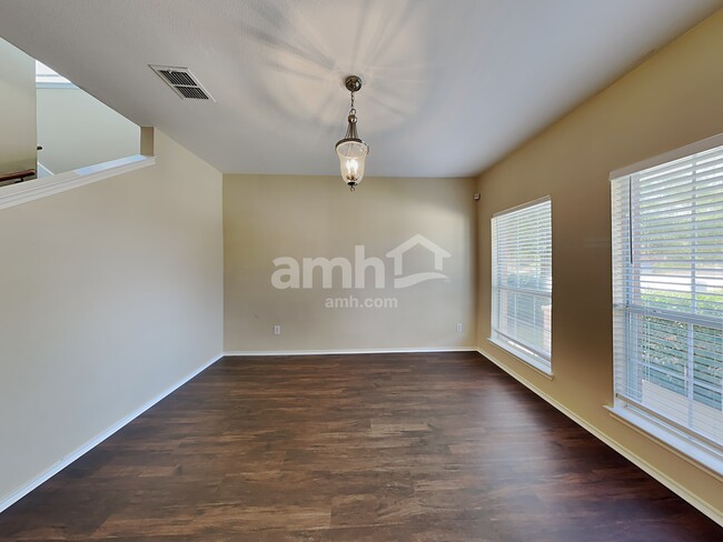 Photo - 1003 Utopia Ln