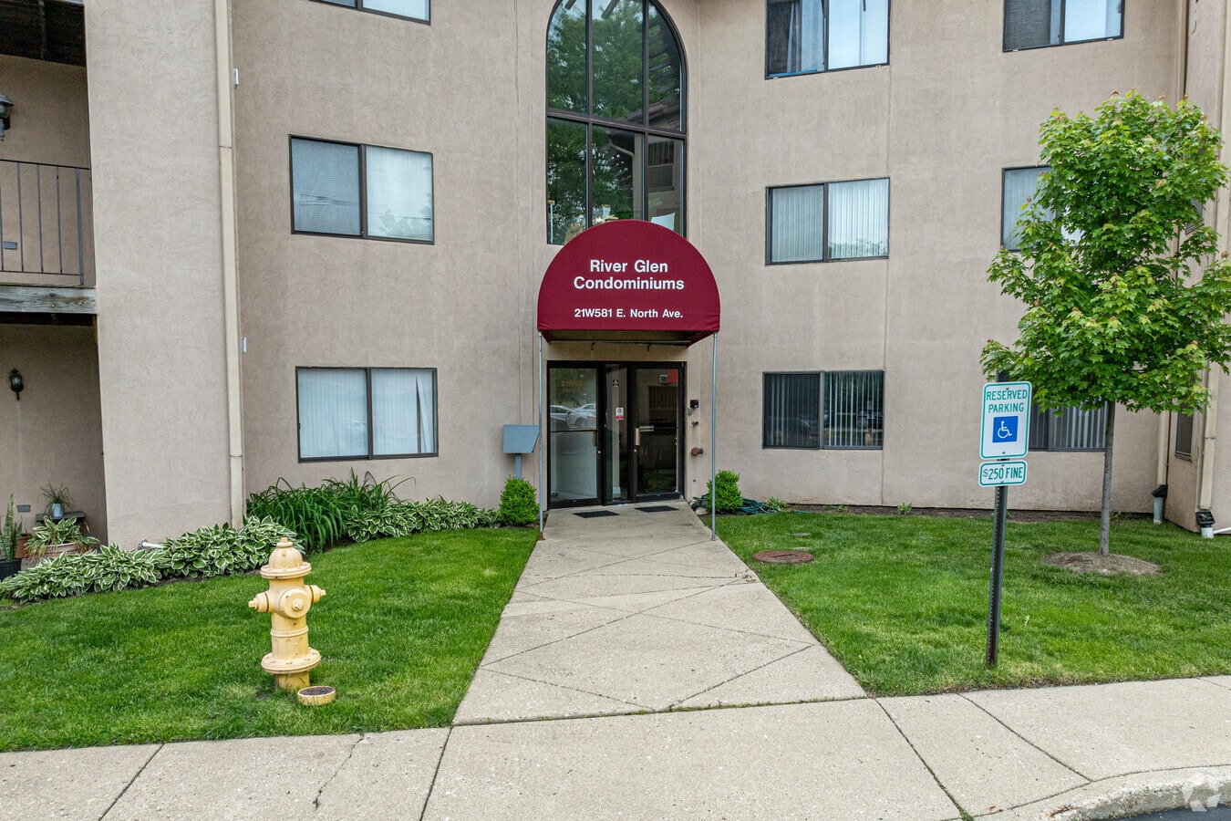 Entrance Image - River Glen Condominiums