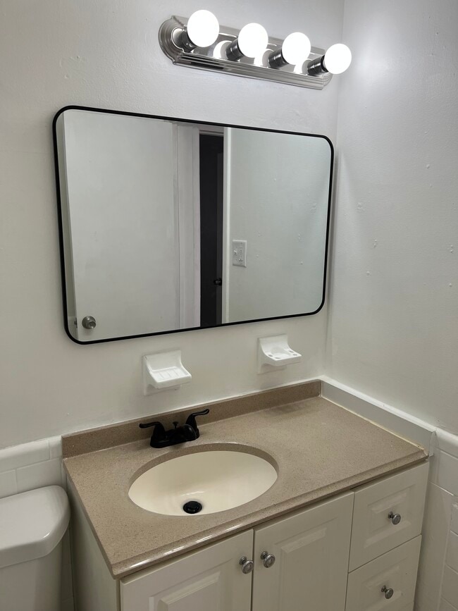 Building Photo - 7101 Dartmouth Ave N Unit 4