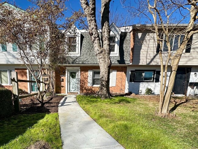 Building Photo - Updated & READY NOW!! A 3-Bedroom Great Neck Home! Excellent Schools! All Appliances Convey!