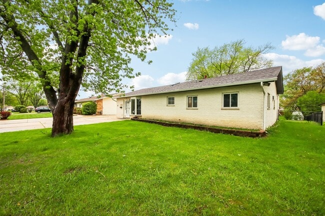 Photo - 670 Lakeview Ln