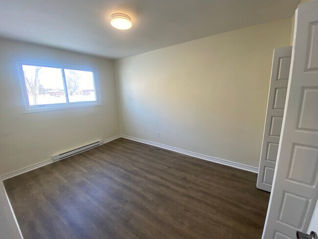 Photo - 2 Bed 1 Bath - upper right side Unité 3