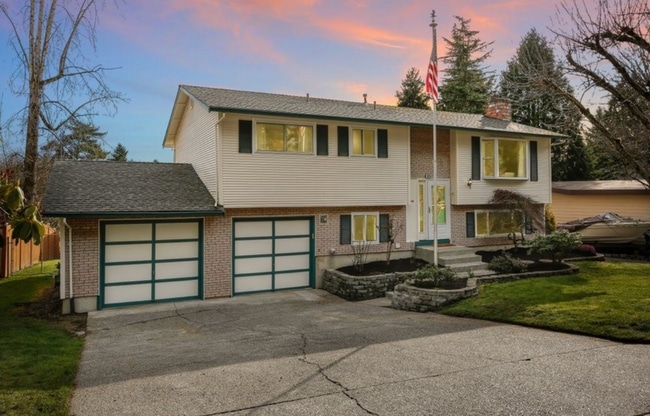 Building Photo - Beautifully Updated 4BR Split-Level Home i...