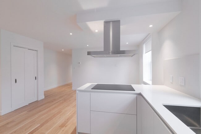 Photo - 4715 Chem. Queen Mary Unit 34