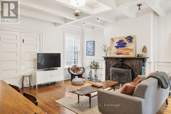 Photo - 344 Palmerston Blvd