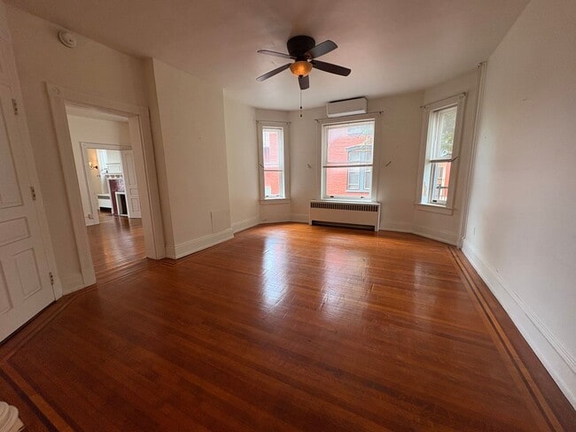 Building Photo - 727 S George St Unit 2nd Floor