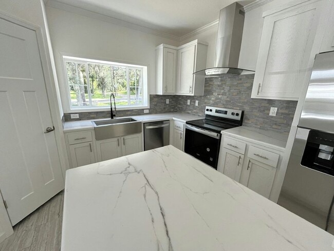 Photo - 5644 Woodford St