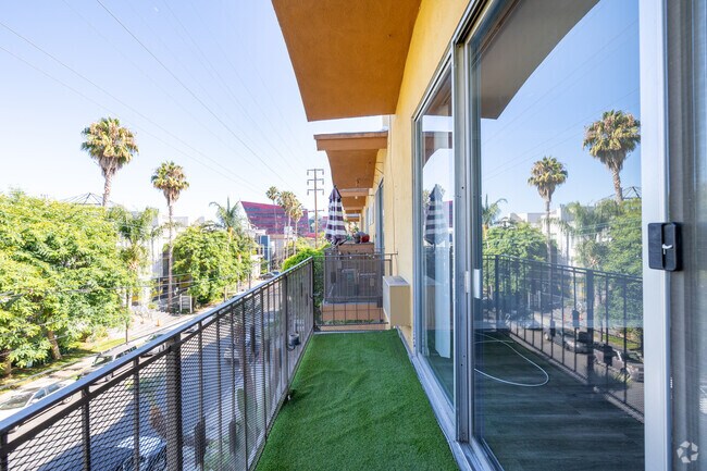 2BR, 2BA - 1,100SF - Balcony