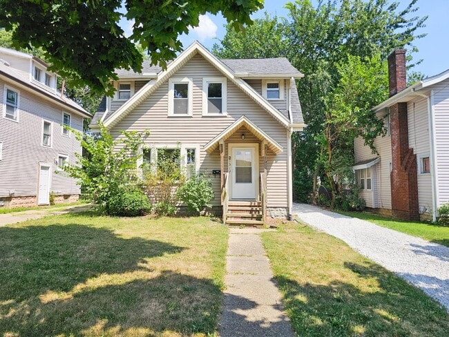 Building Photo - 1317 Brown St Rental