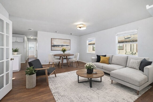 Photo - 213 W Davis St