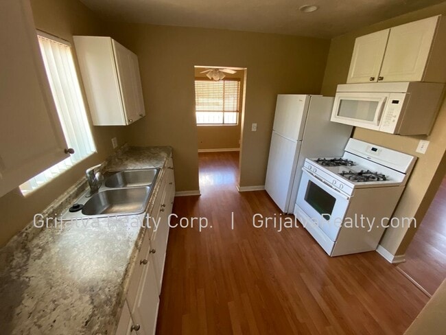 Photo - 1546 E 8th St