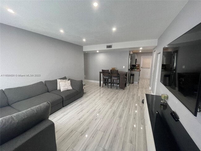 Photo - 10285 NW 80th Ct Unidad 103