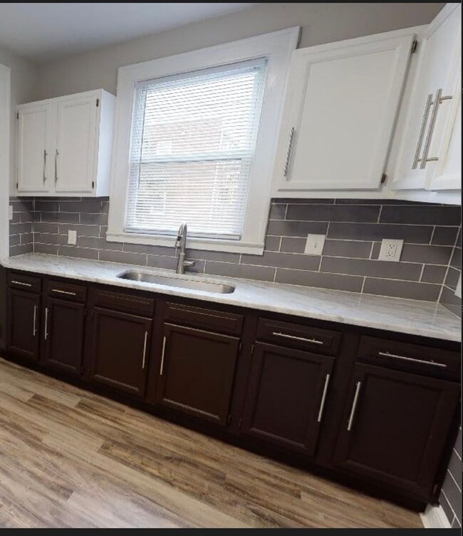 Building Photo - 3 BEDROOMS, 1 FULL BATHROOM + 3 FREE OFF-S...