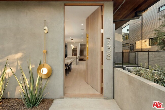 Photo - 738 Palms Blvd